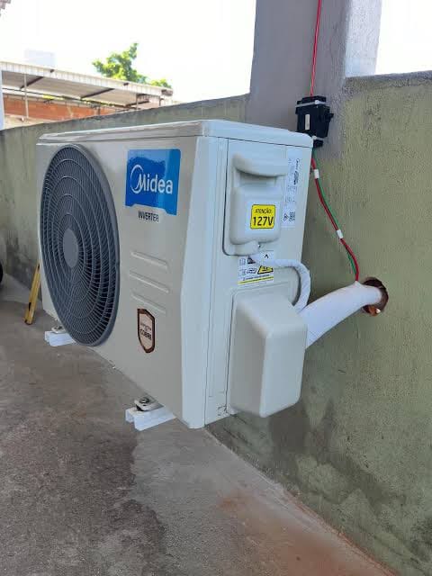 Unidade condensadora Midea instalada em área externa