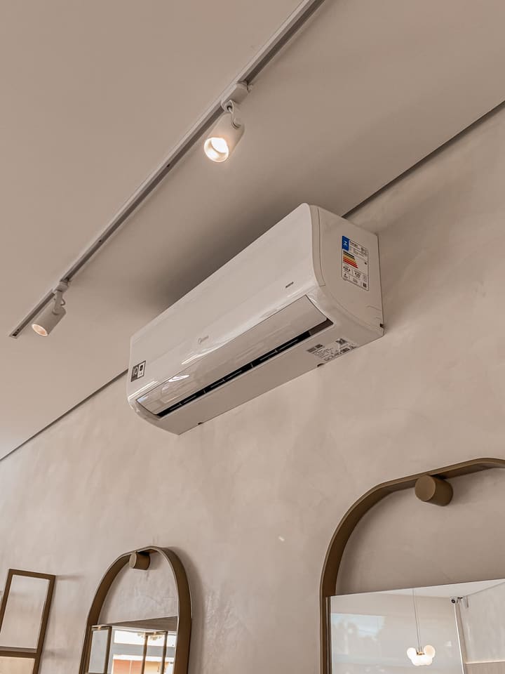 Unidade interna de ar-condicionado split instalada em sala residencial