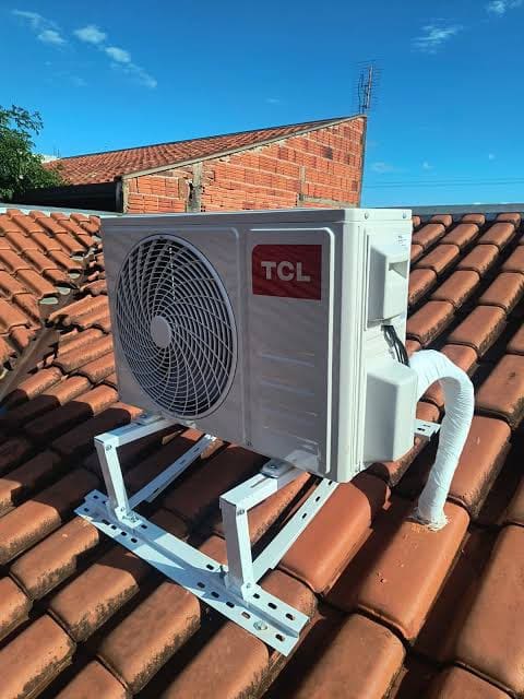 Instalação de unidade externa TCL sobre telhado